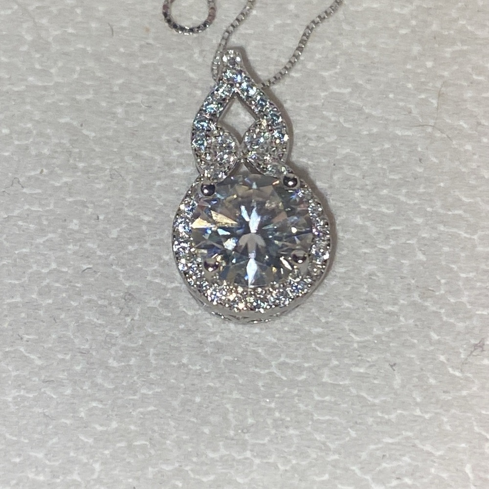 AU750 stamped Halo Pendant Necklace